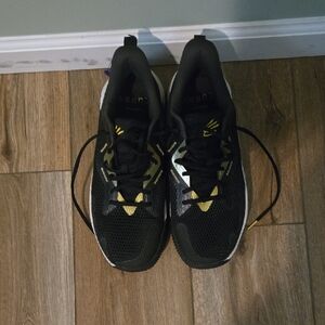 Under Armour Men's Curry HOVR Splash 3 basketball shoes in black and gold